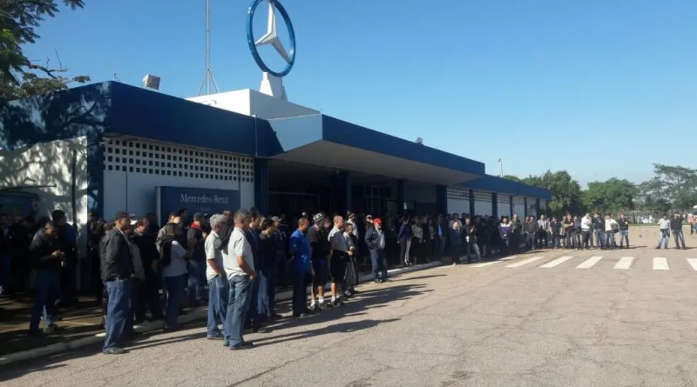 Funcionários da Mercedes-Benz durante manifestação em Campinas (SP) / Foto: FEM-CUT/SP/Divulgação